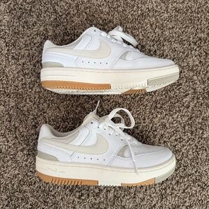 like new nike sneakers